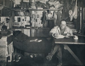 Kaptein Scott skriver sin dagbok i hytta ved Cape Evans, c1911, 1914. av Herbert Ponting