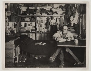 Kaptein Scott skriver sin dagbok under Terra Nova-ekspedisjonen (1910-13) til Sydpolen (bromidtrykk) av Herbert Ponting