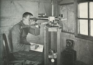 Dr. Simpson ved Unifilar Magnetometer, 1911, 1913 av Herbert Ponting