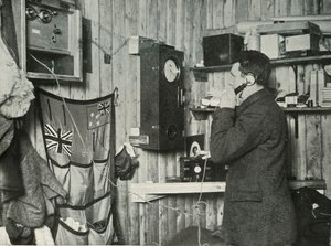 Dr. Simpson i hytta i den andre enden av telefonen Timer observasjonen, c1911, 1913 av Herbert Ponting