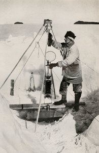 E. W. Nelson med Nansen-Petersen isolert vannflaske, c1911, 1913 av Herbert Ponting