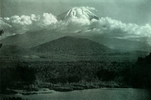 Fuji ved soloppgang, 1910. av Herbert Ponting