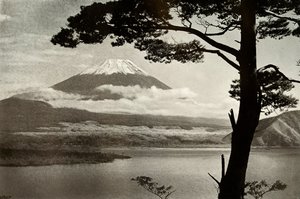Fuji froma Motosu, 1910. av Herbert Ponting