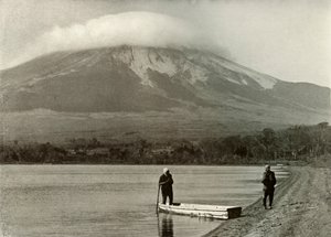 Fuji fra Three-Days-Moon Lake, 1910. av Herbert Ponting