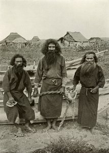 Happu Konno, Jegeren i sentrum og to Ainu-fiskere, 1910. av Herbert Ponting