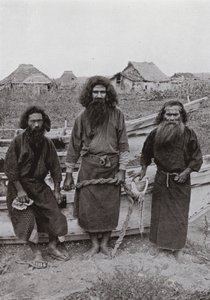 Happukonno, jegeren (i midten), og to Ainu-fiskere (s/hvitt-bilde) av Herbert Ponting