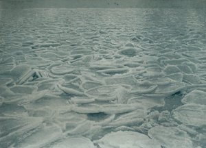 Tung pakke der skipet ble holdt opp, 1912, 1913. av Herbert Ponting