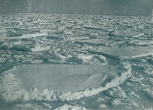 Tung pakke der skipet ble holdt opp, 1912, 1913 av Herbert Ponting