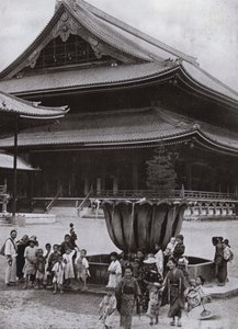 Higashi Honganji mpe, Kyoto (s/v p hot) av Herbert Ponting