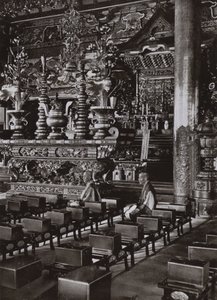 Interiør i et buddhistisk tempel (s/hvitt bilde) av Herbert Ponting