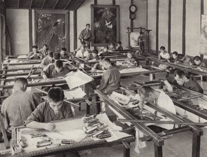 Japan på 1920-tallet: Broderiskole i Kyoto (s/hvitt-bilde) av Herbert Ponting