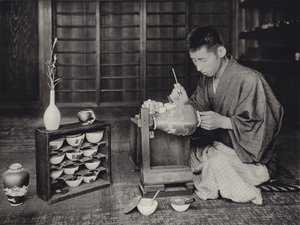 Japan på 1920-tallet: Maling av Kina (s/hvitt-bilde) av Herbert Ponting