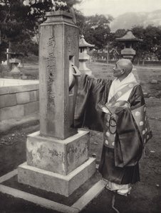 Japan på 1920-tallet: Bønnehjul og buddhistprest (s/hvitt-bilde) av Herbert Ponting