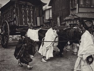 Japan på 1920-tallet: Shintoistisk begravelse av person av høy rang (s/hv-bilde) av Herbert Ponting
