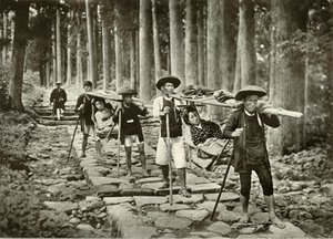 Japanske damer som går til helligdommen, Nikko, 1910. av Herbert Ponting
