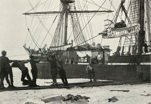 Landing a Motor-Sledge, c19101913, 1913 av Herbert Ponting