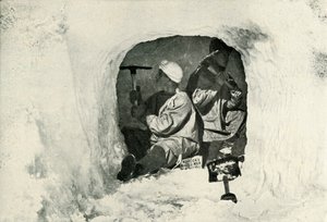 Løytt. Evans og Nelson Cutting a Cave for Cold Storage, 12. januar 1911, 1913 av Herbert Ponting