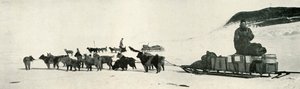 Meares og Demetri med hundeteamene deres forlater Hut Point, c1911, 1913 av Herbert Ponting