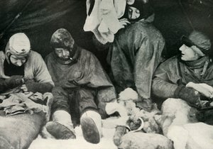 Medlemmer av Polarpartiet kommer inn i soveposene sine, c1911, 1913. av Herbert Ponting