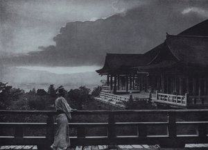 Moonlight at Kiyomizu-dera (s/h-bilde) av Herbert Ponting