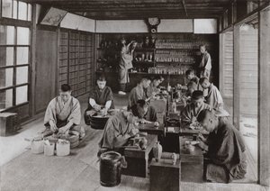 Namikawas arbeidsrom og ansatte (s/hvitt bilde) av Herbert Ponting