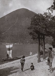 Nantai-zan og Lake Chuzenji (s/hvitt bilde) av Herbert Ponting