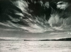 Bemerkelsesverdige Cirrus-skyer over Barne-breen, 19. desember 1911, 1913 av Herbert Ponting