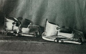 Skisko til bruk med Finnesko, c19101913, 1913 av Herbert Ponting