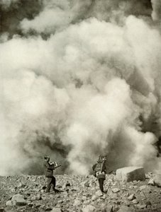 Røyk og damp stiger opp fra Asamas-krateret etter eksplosjonen, 1910. av Herbert Ponting