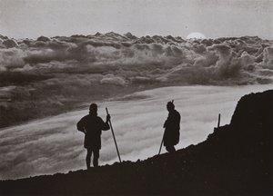 Solnedgang fra toppen av Fuji (s/hvitt bilde) av Herbert Ponting