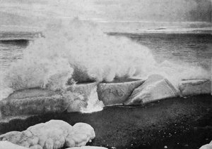 Surfing Breaking Against Stranded Ice ved Cape Evans, c19101913, 1913 av Herbert Ponting
