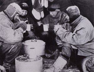 "Den kvelden hadde de julemiddag" (s/hvitt-bilde) av Herbert Ponting