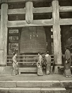 Den store klokken ved Chio-In-tempelet, 1910. av Herbert Ponting