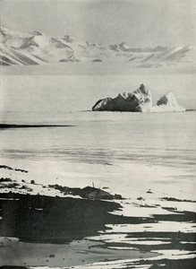 Hytta og de vestlige fjellene fra toppen av rampen, c19101913, 1913. av Herbert Ponting