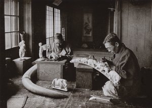 The Ivory Carvers (s/hvitt bilde) av Herbert Ponting