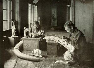 The Ivory Carvers, 1910. av Herbert Ponting