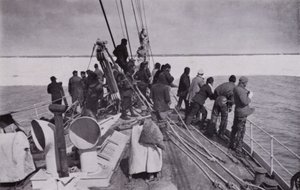 Tilnærmingen til pakkeisen (s/hvitt-bilde) av Herbert Ponting