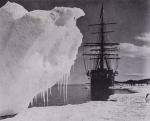 "Landingen ved isfoten nær Cape Evans" (s/hvitt-bilde) av Herbert Ponting