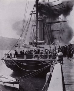 "Det lille skipet forlot Port Chalmers på den siste etappen av reisen" (s/hvitt-bilde) av Herbert Ponting
