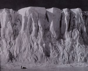Vollene til Mount Erebus (s/hv-bilde) av Herbert Ponting