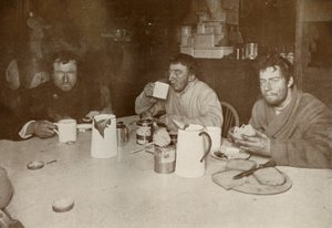 Wilson, Bowers og Cherry-Garrard på deres retur fra Cape Crozier, 1. august 1911, 1913 av Herbert Ponting