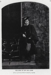 Kong Edward VII i mørtelbrett og kappe mens han var ved Oxford University (s/hvitt-bilde)