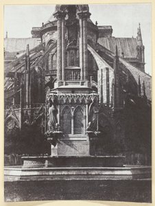 Fontenen på erkebiskopsplassen; bak Notre-Dame