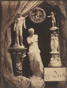 Stilleben med statuer og draperi