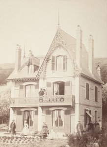 Uten tittel (Familieportrett - mennesker med hus) av Hippolyte Bayard