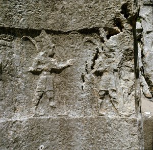 Lavt relieff med to tegn. Rundt 1250-1220 f.Kr. av Hittite