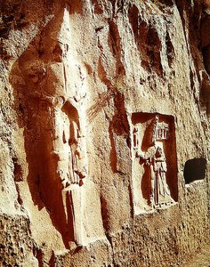 Sverdguden og Tudhaliya IV omfavnet av en Gud av Hittite