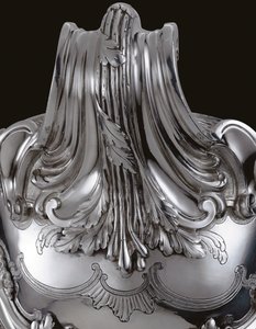 Detalj av en Louis XV terrin, deksel og foring av Honore de Balzac