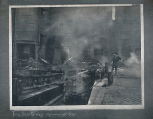 Tees Iron Works - Running Off Slag, 1919 av Hood and Co. Ltd
