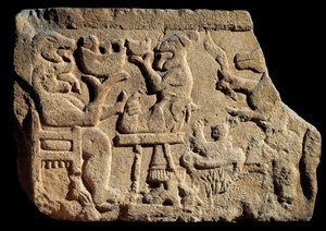Iberisk kunst: lavt relieff som representerer en mytologisk bankettscene der en gud fra underverdenen har to hoder med åpen munn foran et offeralter. Omtrent 500 f.Kr. kommer fra graven til Pozo Moro, Spania. Madrid, Museo Arqueologico Nacional